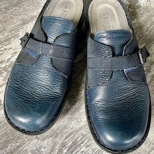 Naot Avignon Leather Clogs Dark Blue size 40.